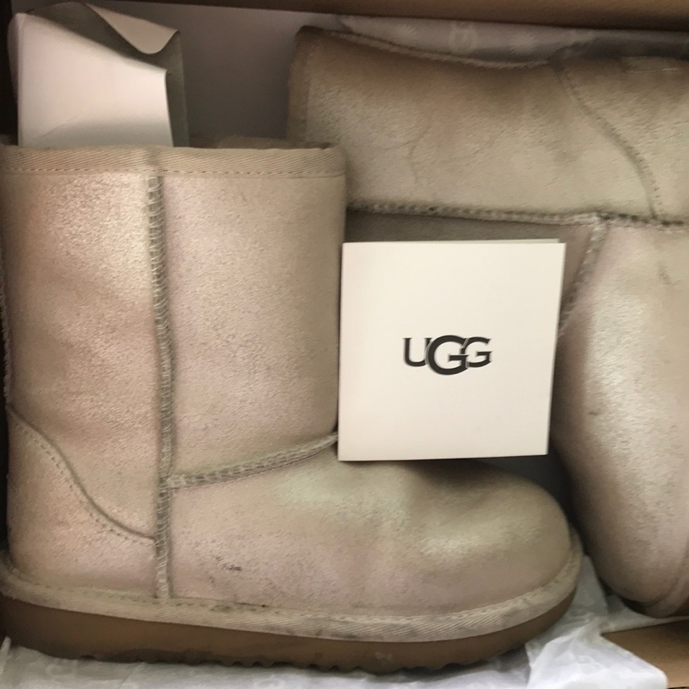 UGG